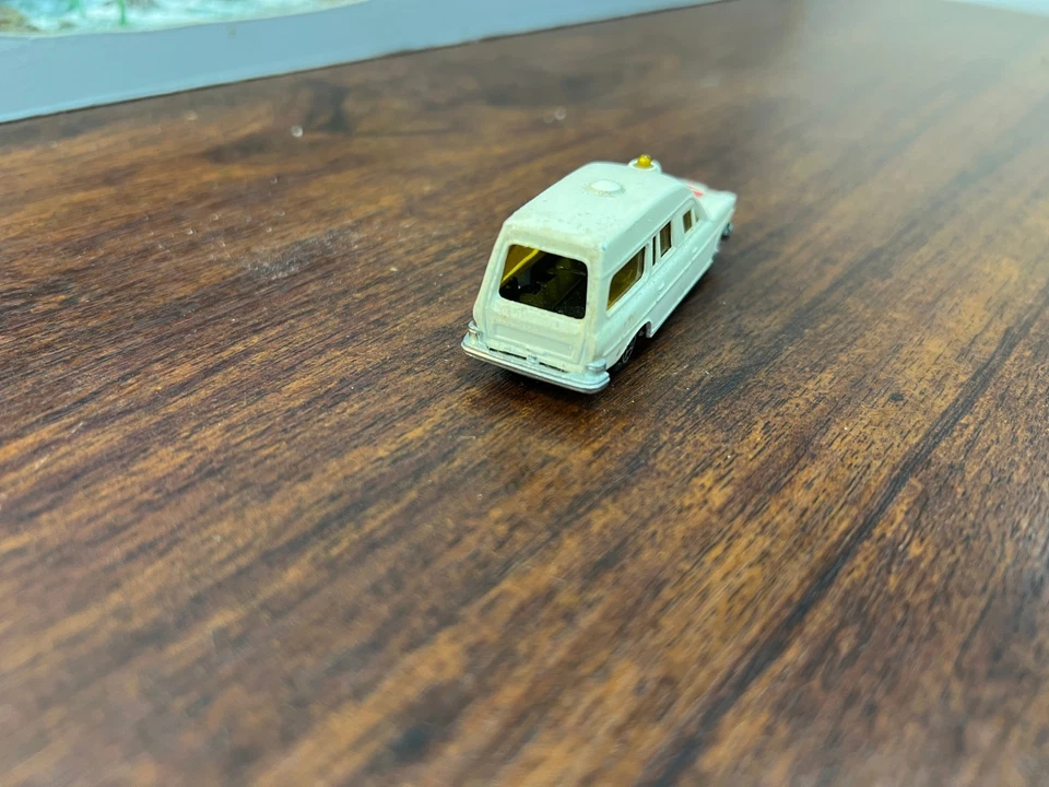 Voiture Mercedes Ambulance Norev mini jet 1/64 - Photo 3/4