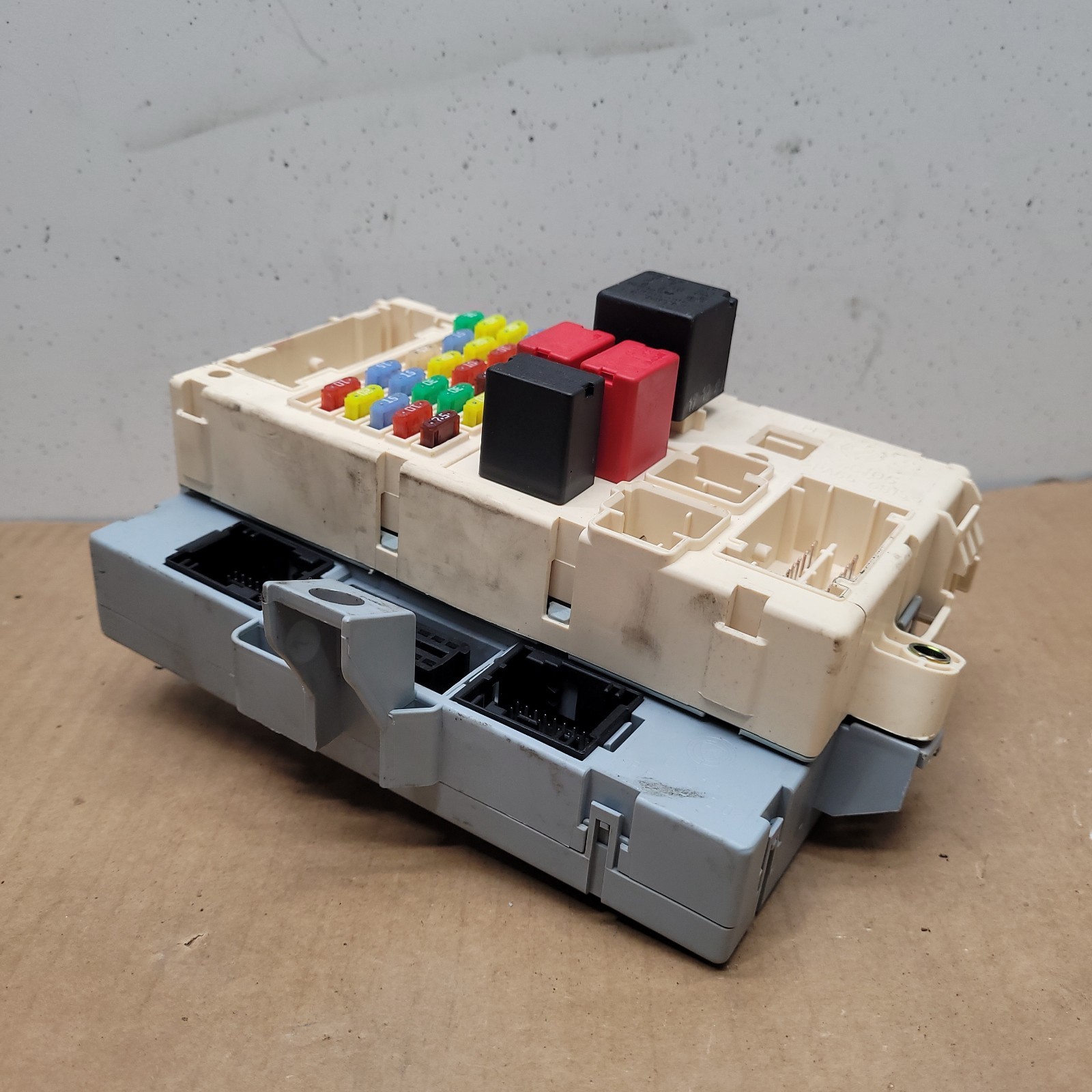 Maserati Quattroporte 2006-2008 Front Left Fuse box