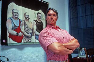 Arnold Schwarzenegger in 1982 is friendly and obliging with the pr- Old Photo 18