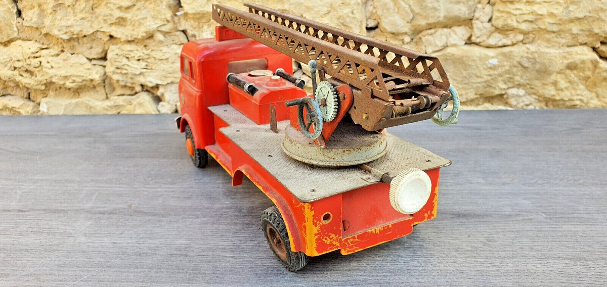 ANCIEN CAMION DE POMPIERS GRANDE ÉCHELLE Marque RICO SPANE cabine