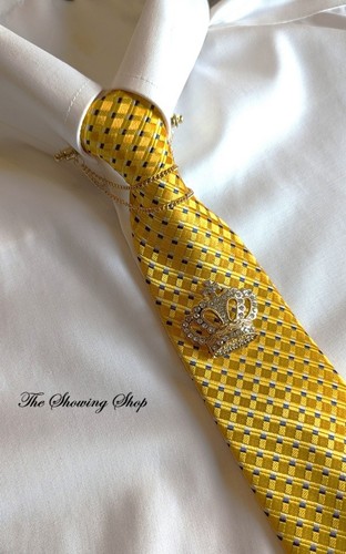 ADULTS EQUESTRIAN READY TIED ZIP SHOWING TIE- YELLOW/ NAVY PIN DOT - Afbeelding 1 van 2