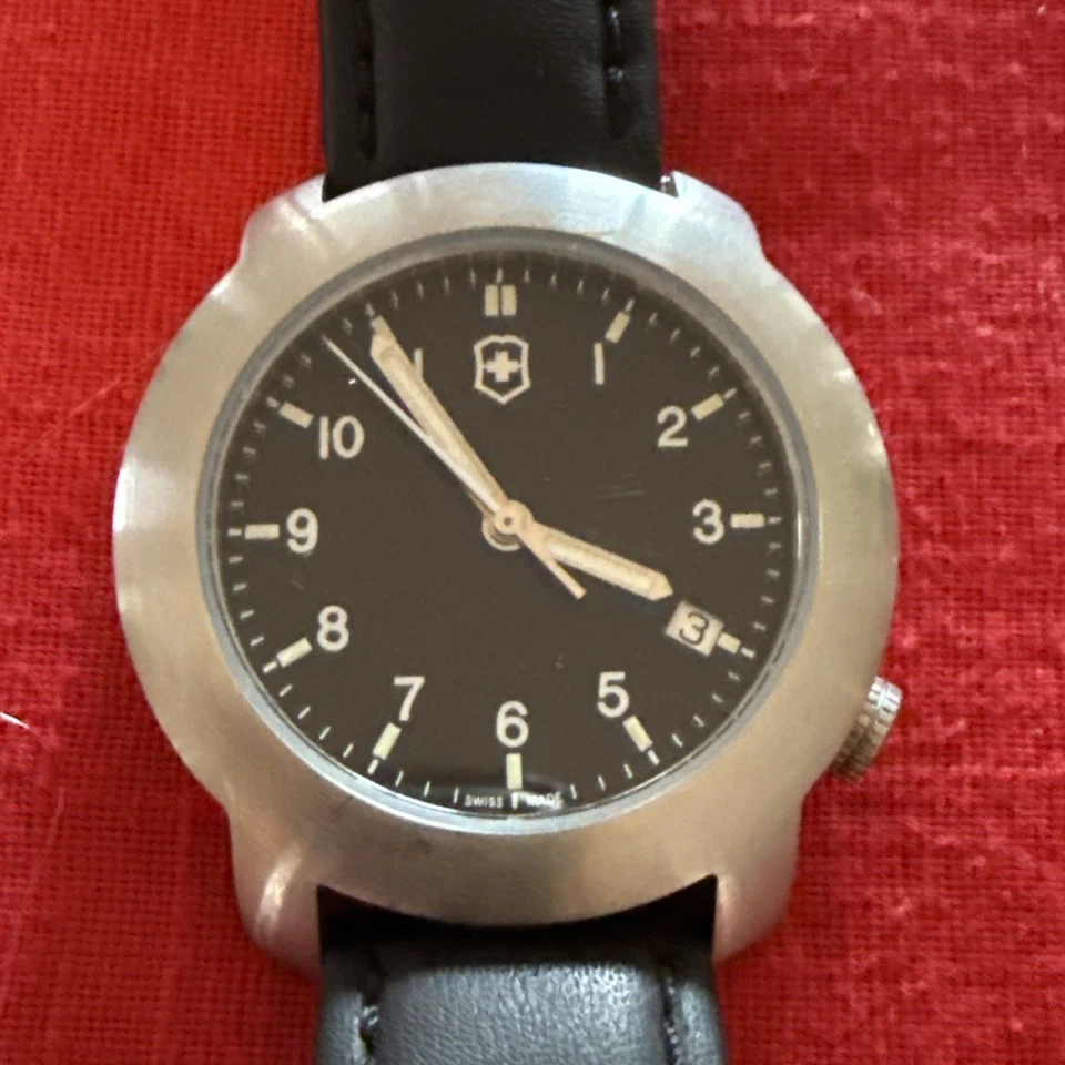 Reloj VICTORINOX Hecho en Suiza Hombre RESISTENTE AL AGUA 100M 37mm Batería Nueva Foto 2 de 4