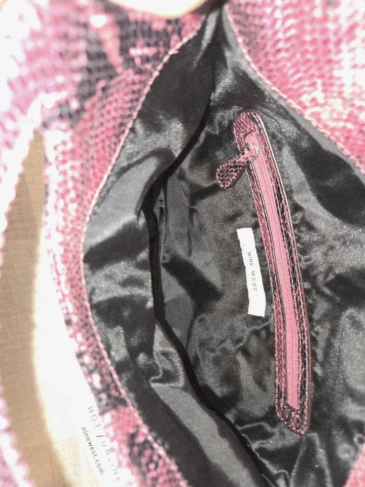 Cartera clutch plegable de piel de serpiente sintética púrpura Nine West Foto 2 de 4