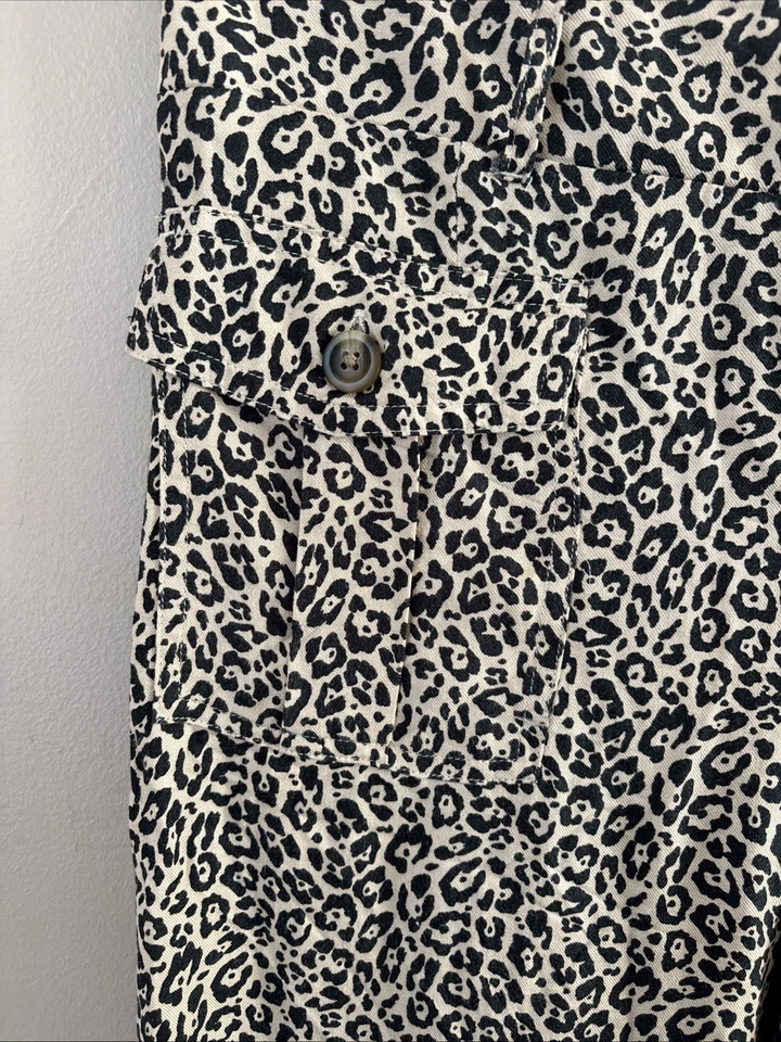 Calça American Eagle feminina estampa de leopardo perna larga tamanho M bege preta - Imagem 2 de 4