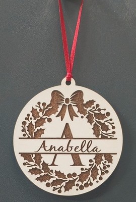 Personalisierter weißer Kranz Namenshänger, weiß beschichtet MDF, Christbaumhänger