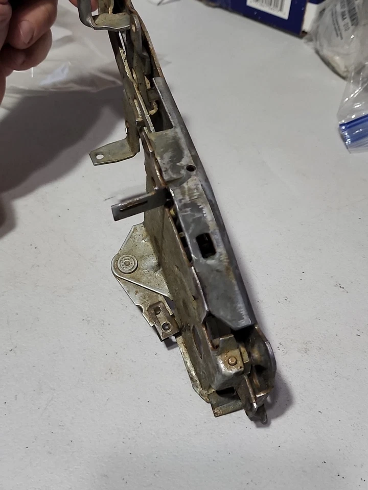 Chevrolet Oldsmobile 1968 4 puertas delantero izquierdo nuevo pestillo de puerta GM NOS OEM pieza  Foto 4 de 4