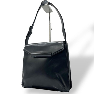 GIVENCHY one-shoulder bag in leather with black flap Authentic