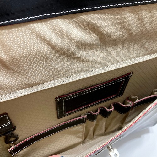 Bolso de Mano McKlein Winnetka Cuero para Laptop Maletín Negro con Borde Rosa - Imagen 5 de 23