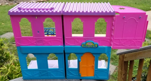 2004 POLLY POCKET 4 Room HOTEL Playset 14 x 9 x 5.25 (open) 2 Story