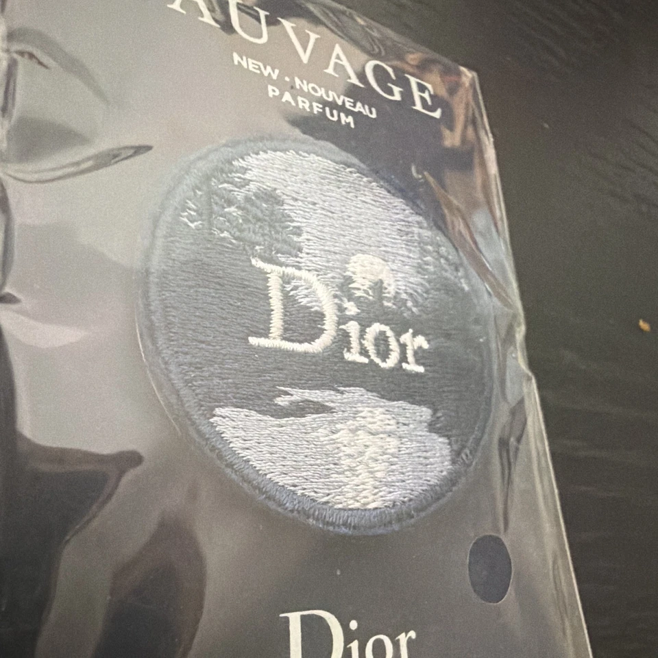 Dior Épingle Dior Sauvage brodée tissu bleu métal argenté, sans pierre - Photo 2/4
