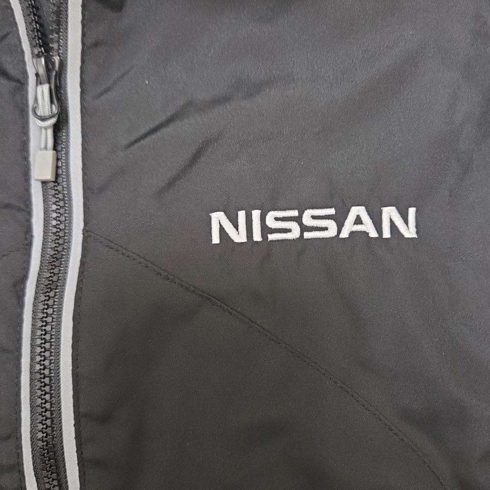 Chaqueta cortavientos Nissan talla mediana negra gris cremallera completa concesionario bordado Foto 3 de 4