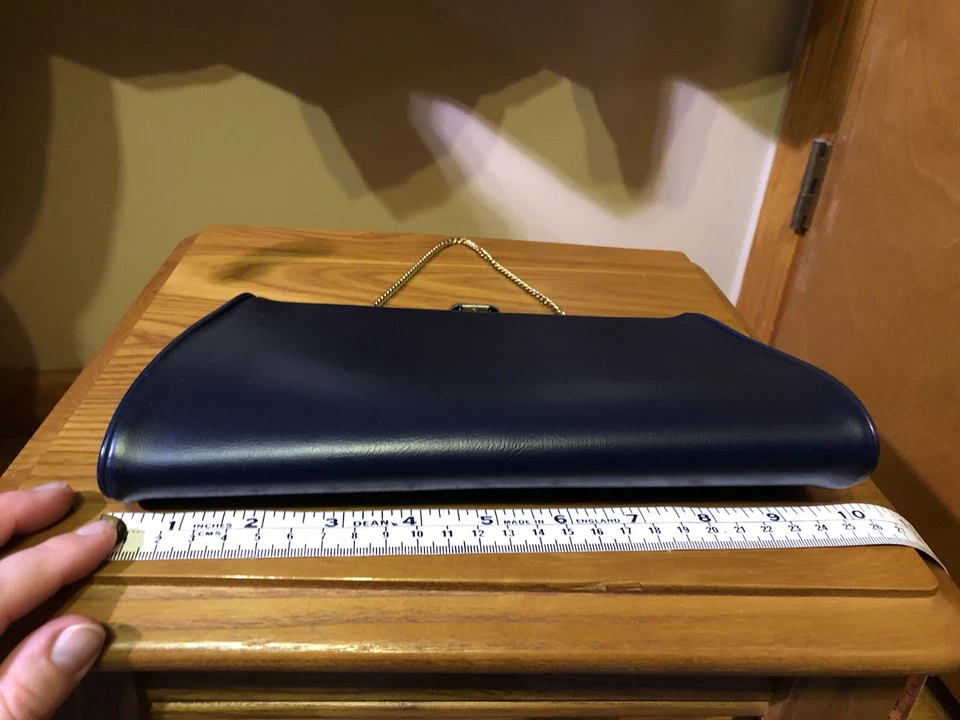 Cartera clutch vintage azul marino con cadena y cierre en tono dorado Foto 3 de 4