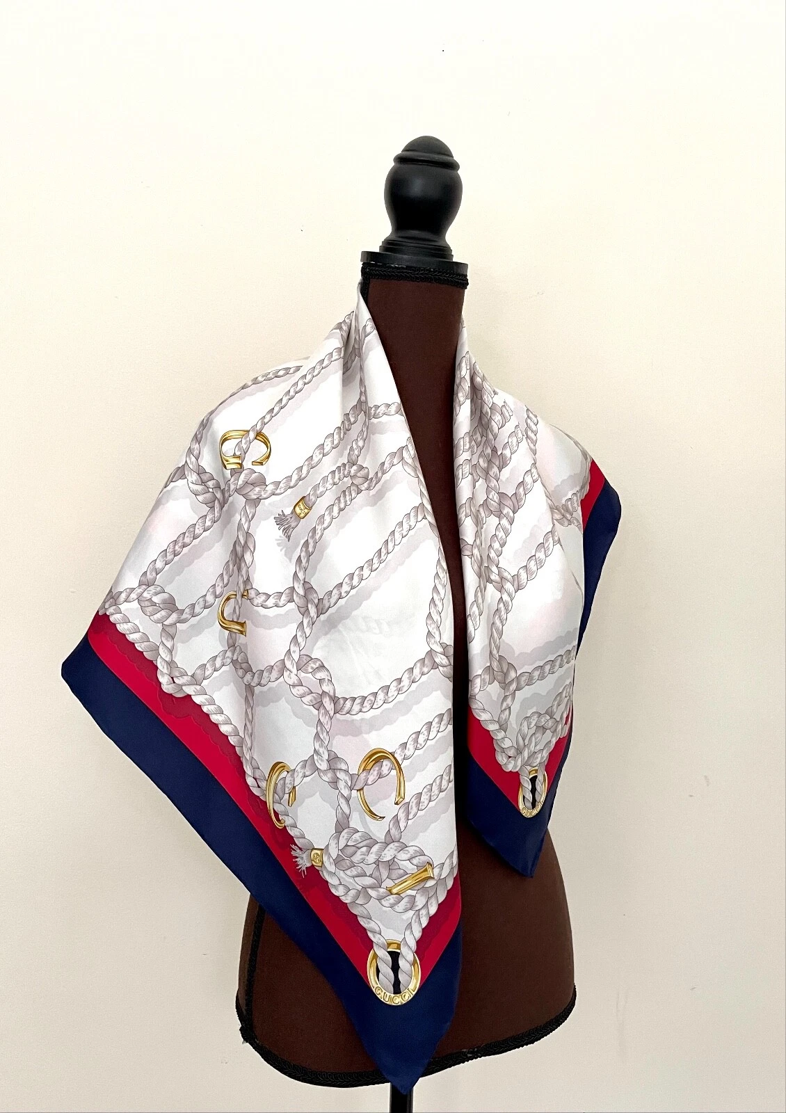 Présentoir #4 Gucci foulard blanc cordes imprimé bleu nautique bordure rouge soie wrap