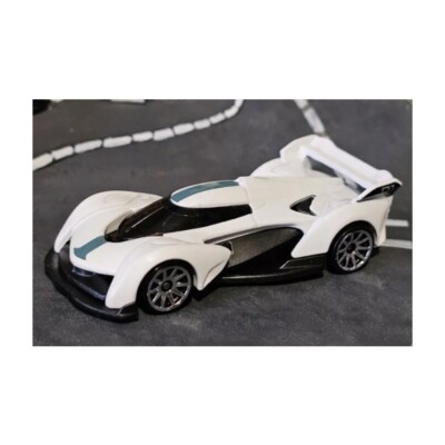 2023 HW Exotics 10/10 Hot Wheels #250 McLaren Solus GT weiß