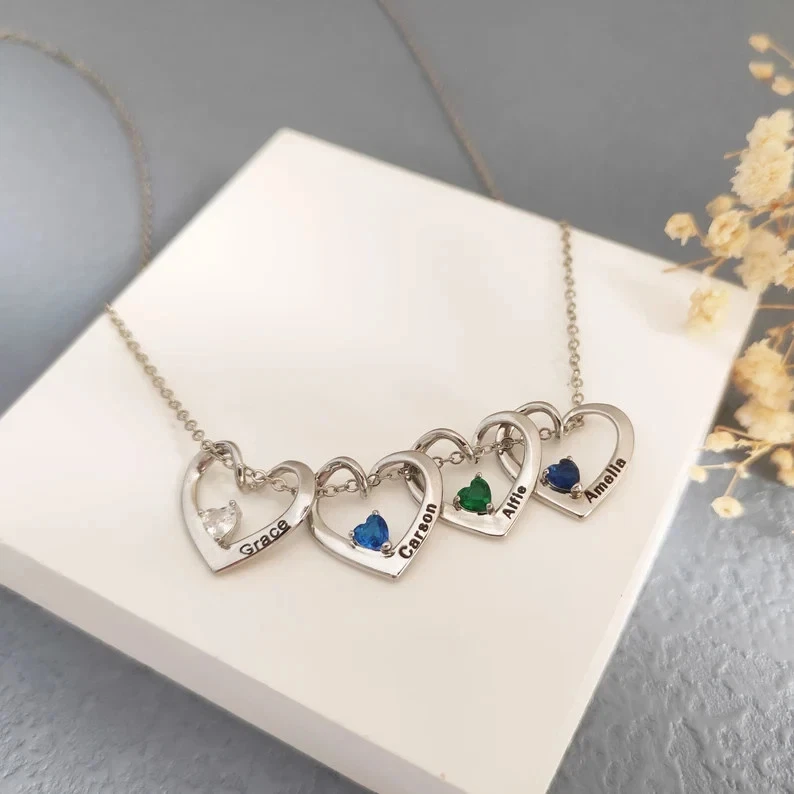 Collar colgante con nombre de piedra de nacimiento simulada de corte redondo de 2 quilates enchapado en oro amarillo de 14 k Foto 3 de 4