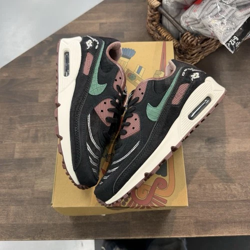 Size 10.5W / 9M - Nike Air Max 90 Siempre Familia W (NEW)