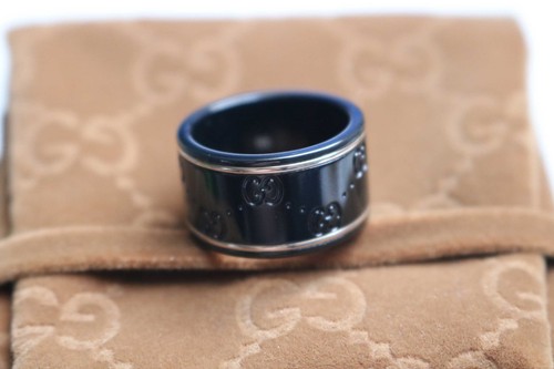 GUCCI RING ORIGINAL-750 WEIßGOLD & KORUND/BREITER MEMORIE RING - BANDRING / NEU - Foto 5 di 8