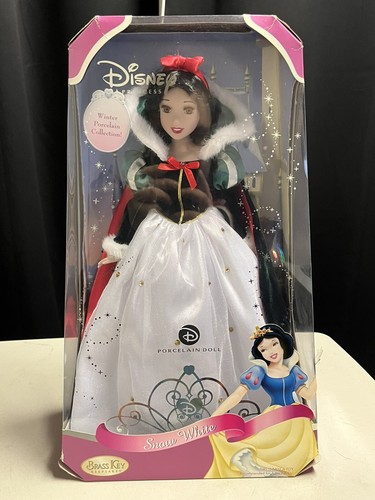 Disney Princess Schneewittchen Winter Collection Porzellan Puppe Messing Schlüssel Kunstfell - Bild 1 von 10