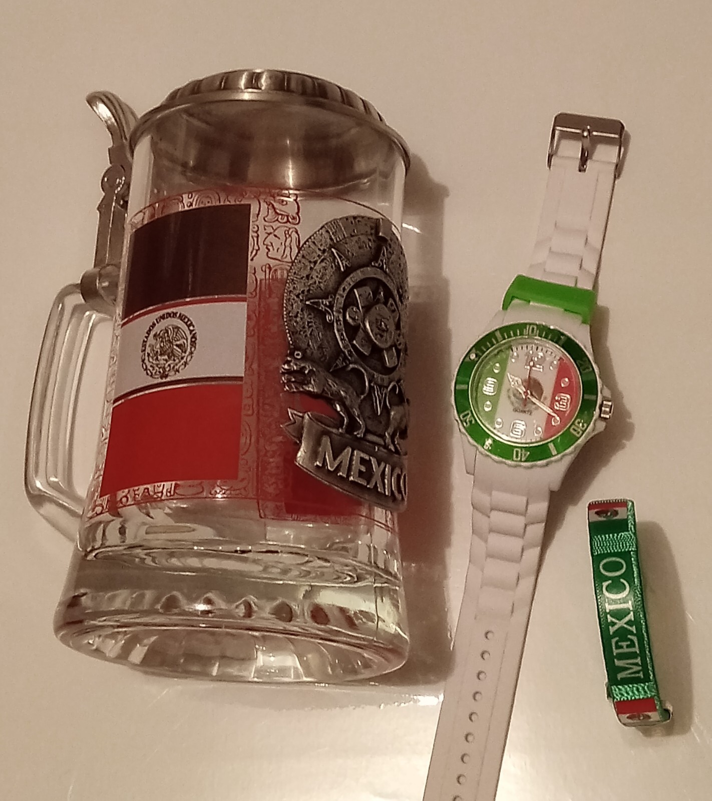 3 REGALOS MEXICANOS: 1 VASO ALEMAN CERVEZA MÉXICO + 1 PULSERA Y 1 RELOJ DE MÉXICO