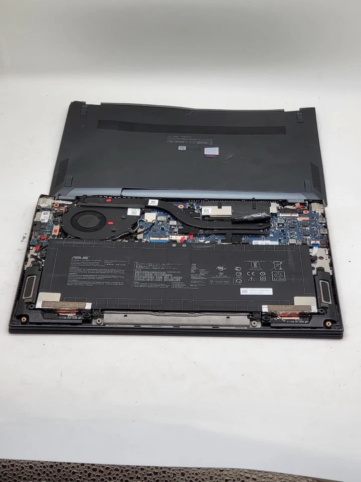 ASUS ZenBook UX325J Core i5-10Gen SIN PROBAR COMO SE LEE SOLO PARA PIEZAS CONSULTAR FOTO Foto 3 de 4