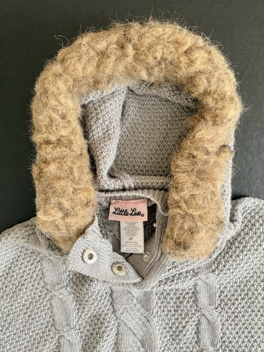 Little Lass Mädchen grau Poncho Wickel Schal Pullover Zopfmuster Kunstfell Kapuze Gr. 2T - Bild 3 von 6