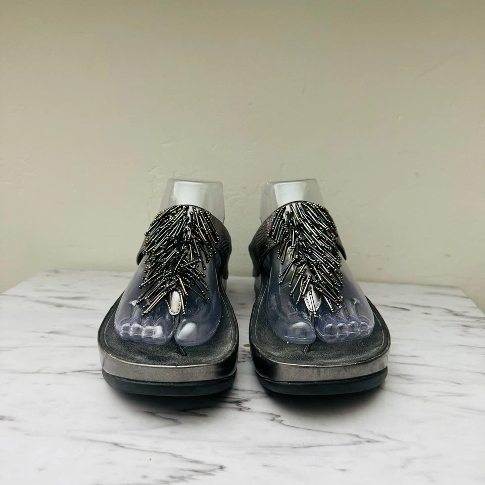 Sandalias de cuña Fitflop Cha plateadas con flecos con cuentas para mujer talla 8 Foto 2 de 4