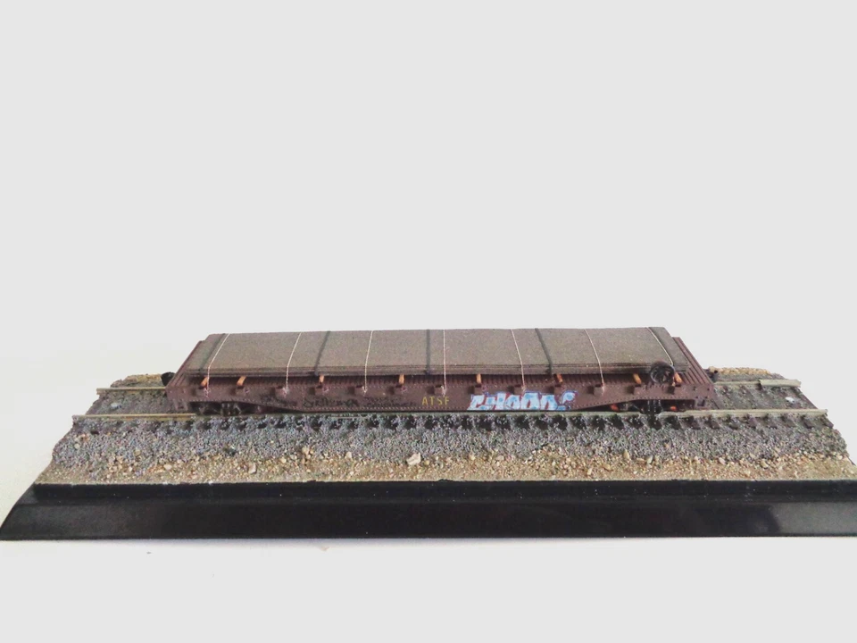 Model Power HO 50' Flatcar Santa Fe w/Custom Steel Sheet Load, Graffiti, Weathed - Image 3 of 4