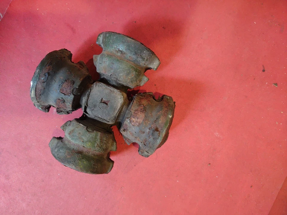 NUEVO DE COLECCIÓN Spicer Militar Universal U Junta Goma MONTAJE JEEP CAMIÓN CISTERNA EJÉRCITO Foto 4 de 4