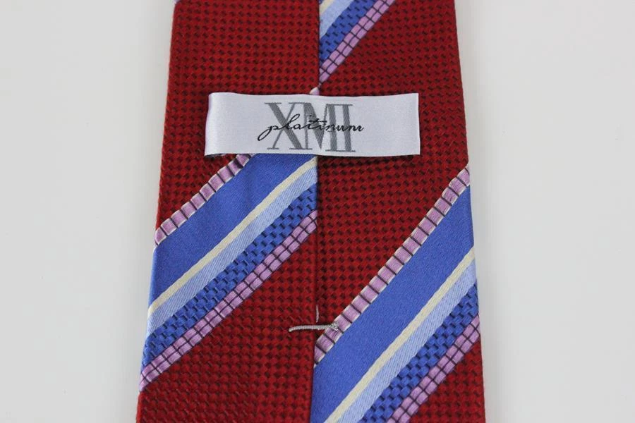 Corbata de seda platino XMI. Rojo con rayas azules, blancas y moradas. Foto 3 de 4