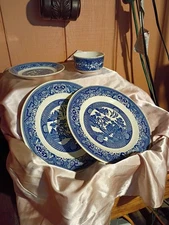 VTG 4PC Place Setting Churchill England Blue Willow Plate Bowl Cup & Saucer EUC