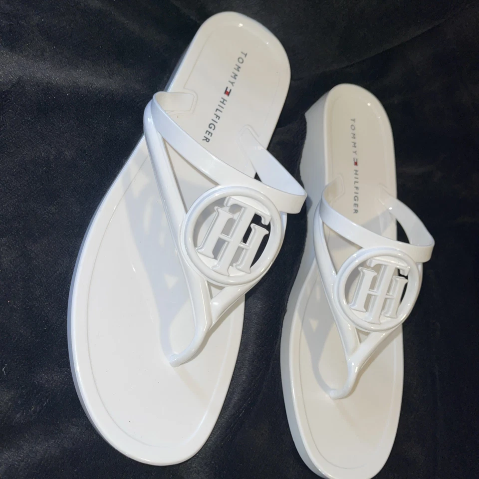 Sandálias Tommy Hilfiger Vedna tanga gelatina branca recorte logotipo chinelos tamanho 8 novas - Imagem 2 de 4