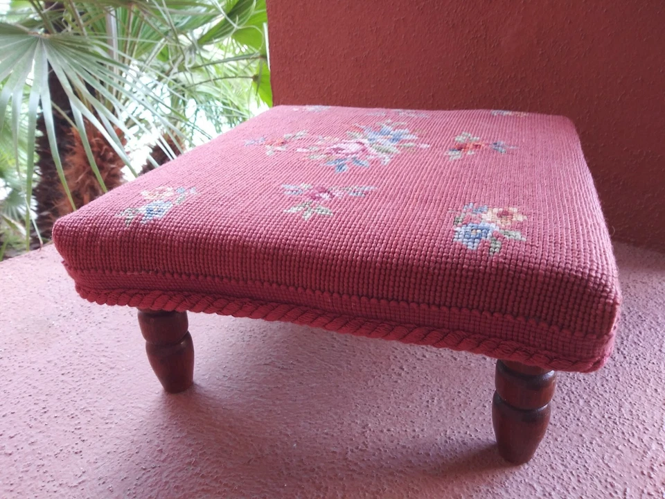 BANQUINHO DE PÉ NEEDLEPOINT FLORAL COR ROSA PERNAS DE MADEIRA VINTAGE 12" × 12" - Imagem 2 de 4
