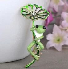 Adorable Tree FROG Lilly Pad LEAF Enamel Rhinestone Green Brooch