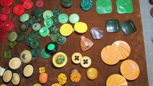 Huge 200+ Bakelite Lot Buckles & buttons lifelong collection - Picture 17 of 24