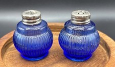 Shaker sale e pepe vintage in vetro a coste blu cobalto - coperchi tono argento