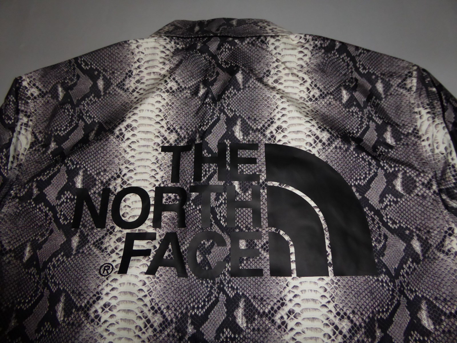 17481 supreme north face snakeskin taped seam coaches jacket M