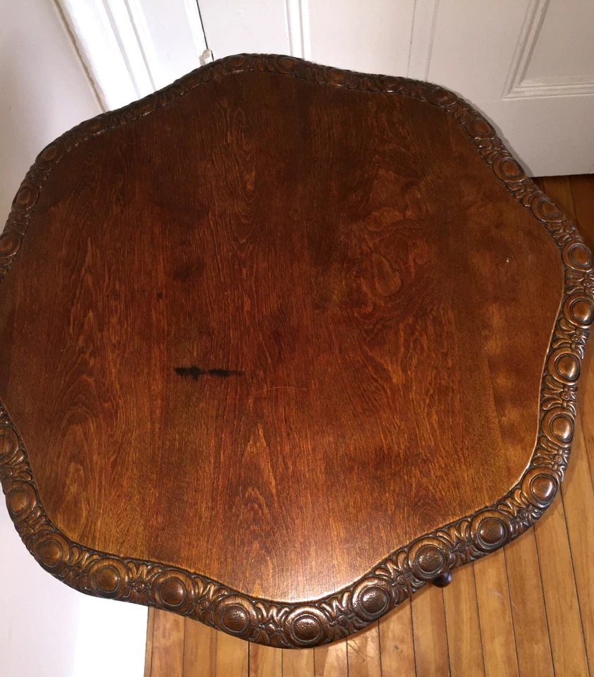 Antigua mesa auxiliar redonda con estante Foto 4 de 4