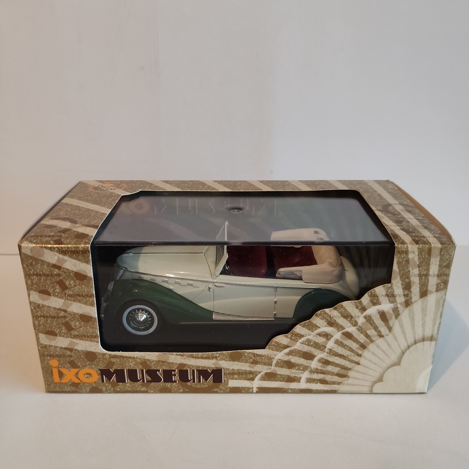 IXO Models Renault Suprastella Coach 1939 1:43 MUS022