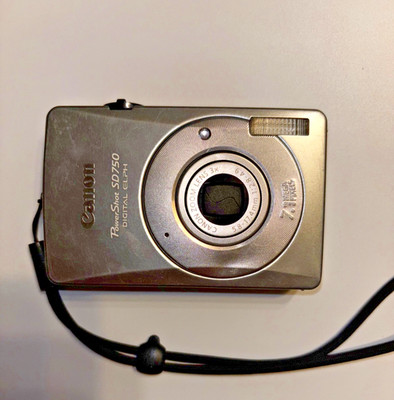 Canon PowerShot SD750 ELPH Digital Camera Silver Parts/Repair Only No Battery