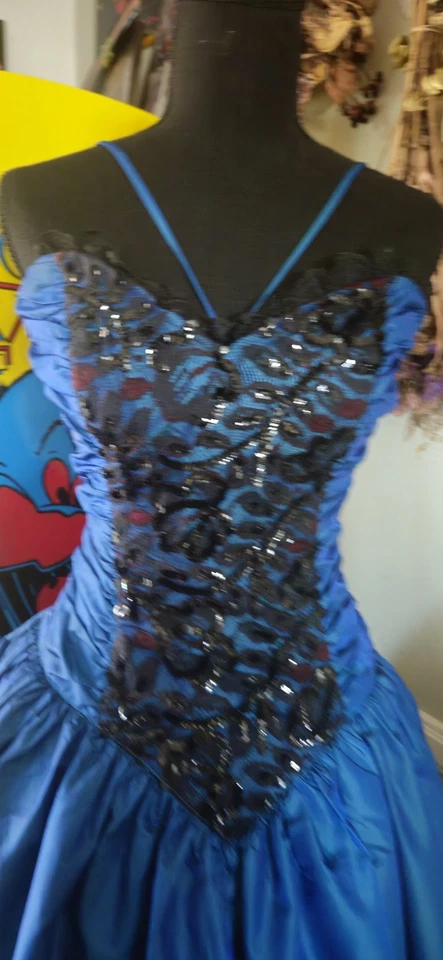 Vestido de graduación Gunnesax azul y negro vintage de los años 80 con peek-a-boo negro sin tirantes Foto 2 de 4