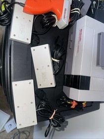 NES Nintendo Entertainment System Console W/ 3 Controller, Zapper, Storage Box