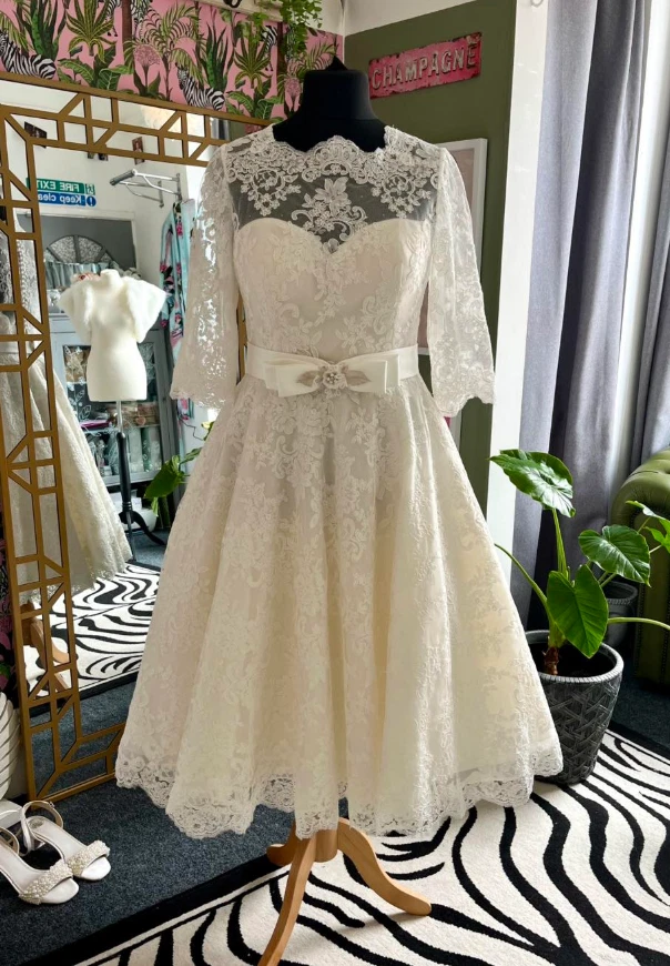 Vestidos de novia cortos de encaje blanco vintage marfil longitud té línea A vestidos de novia Foto 2 de 4