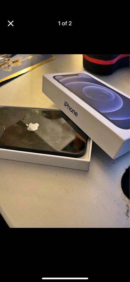 Protector de pantalla cargador iPhone 12 con Tic Tok 2 semanas de antigüedad y funda incluida Foto 2 de 2