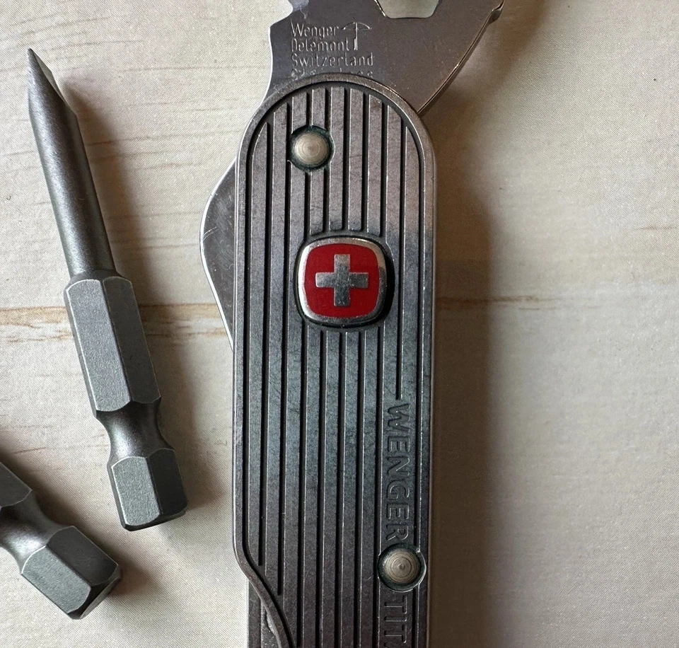 Navaja suiza Ueli Steck Titanium Wenger 16997 Foto 3 de 4