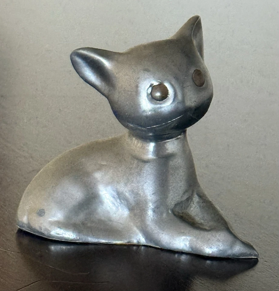 Elegante gato vintage de peltre macizo con ojos de latón Foto 4 de 4