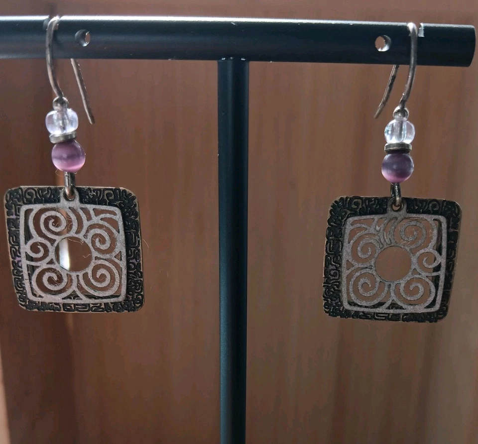 Brincos Adajio, armação de filagrana, centro de metal, detalhes roxos e detalhes intrincados  - Imagem 4 de 4