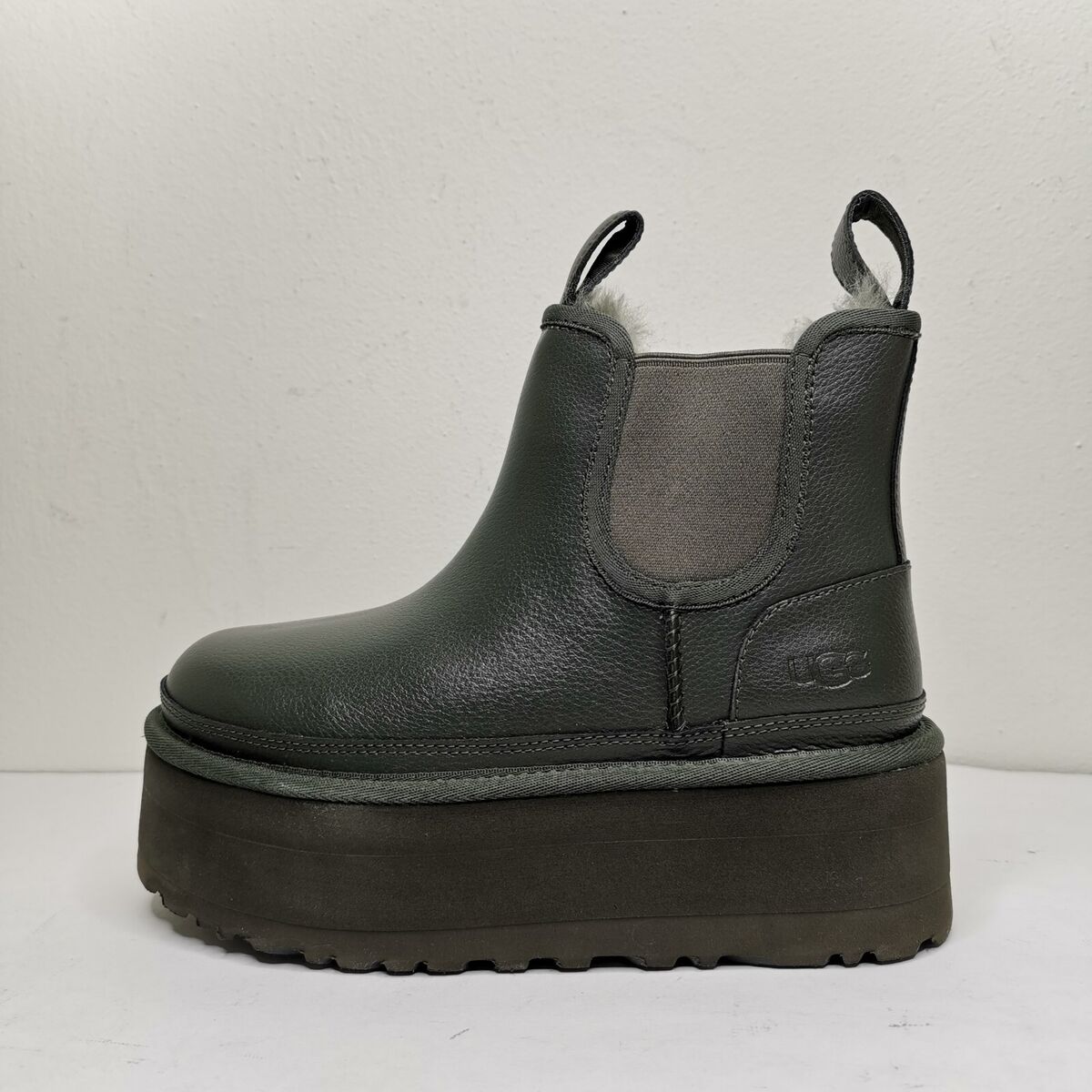 UGG Neumel Platform Boot Chelsea Size 5 Chunky Shoes New In UGG Neumel Platform Boot Chelsea Size 5 Chunky Shoes New In
