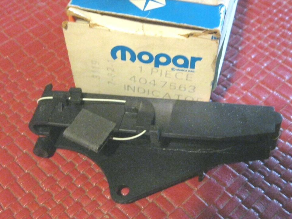 NOS Mopar 1979 - 1981 克莱斯勒纽约客,Newport 齿轮换指示器,带盒 — 第 2/2 张图片