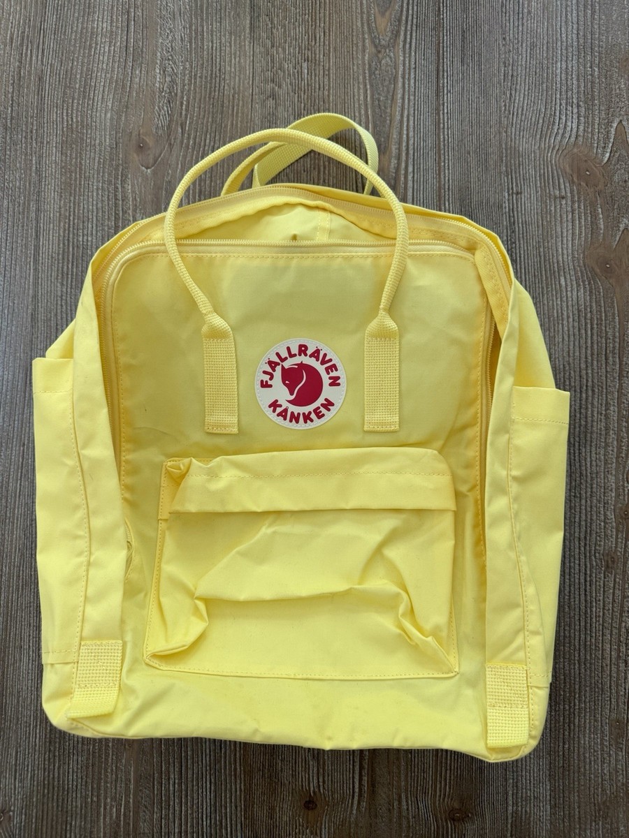 カンケン　FJÄLLRÄVEN KÅNKEN バッグ　イエロー Fjallraven Kanken Backpack Yellow Water Resistant Zip Up Outdoor