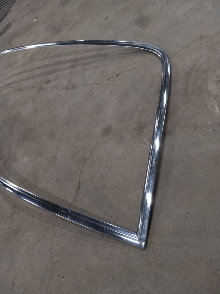 💥 1975-1980 AMC PACER LH Cuarto Trasero Ventana Juego Moldura OEM BONITO Cromo Foto 4 de 4